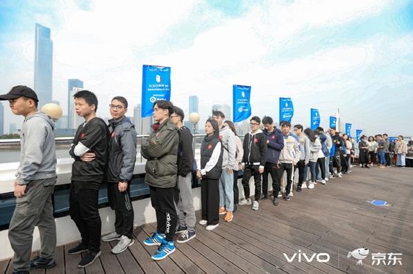 vivo X30 Pro拿下最多人拍照吉尼斯纪录 546人共用望远模式拍照接力