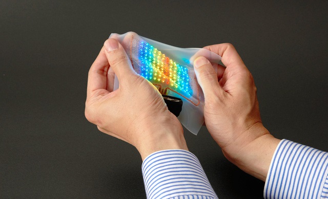 日本开发出可贴在皮肤上的彩色显示屏：可如胶片实现伸缩