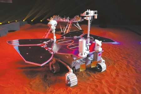 中国首次火星探测任务天问一号1:1着陆平台和火星车亮相