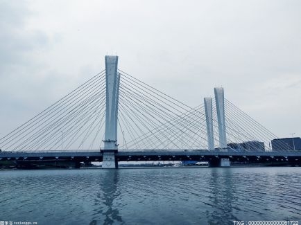 太原西北二环高速公路羊儿山大桥桥面铺装首联混凝土成功浇筑 