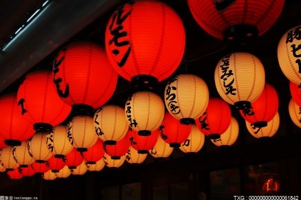 沈阳市沈北新区税务局青年工作者欢聚在一起挂彩灯、做灯笼 用年轻人自己的方式为新春佳节增添仪式感
